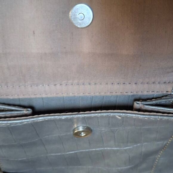 Chic Gray Croc-Embossed Relic Crossbody Bag – Adjustable Strap, Multiple Pockets - Picture 8 of 10